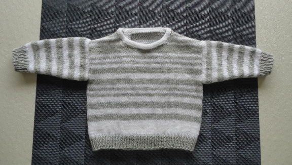 025 grijs/wit baby truitje voor ca. maat 56/62 - nr. 1