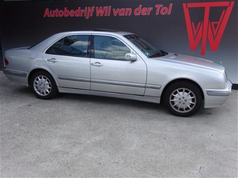 Mercedes-Benz E-klasse - E240 ELEGANCE | AUTOMAAT | YOUNGTIMER | FACELIFT | 94.000 KM | ALL-IN - 1