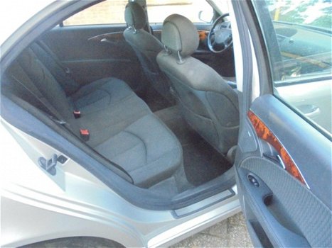 Mercedes-Benz E-klasse - 200 CDI Avantgarde aut, bj03, airco, zeer mooi, rijd perfect, apk 24-12-202 - 1