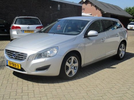 Volvo V60 - T3 150 pk Summum Family-line - 1