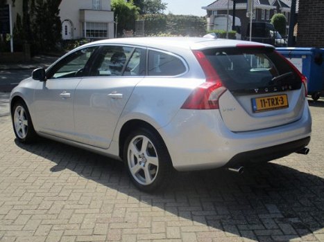 Volvo V60 - T3 150 pk Summum Family-line - 1