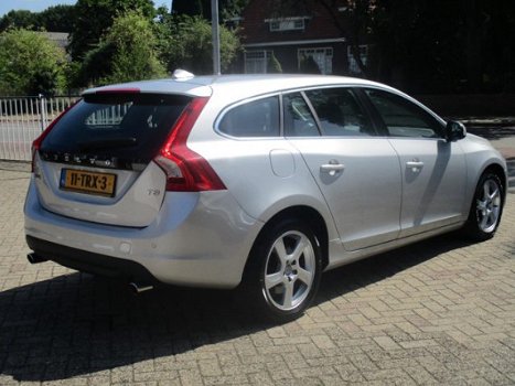 Volvo V60 - T3 150 pk Summum Family-line - 1