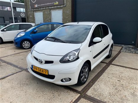 Toyota Aygo - 1.0-12V Dynamic Navigator Bj.2011 / Navi / Airco / LM-velgen - 1