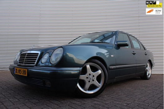 Mercedes-Benz E-klasse - 200 Avantgarde / AUT. / AIRCO / PDC / NIEUWSTAAT - 1