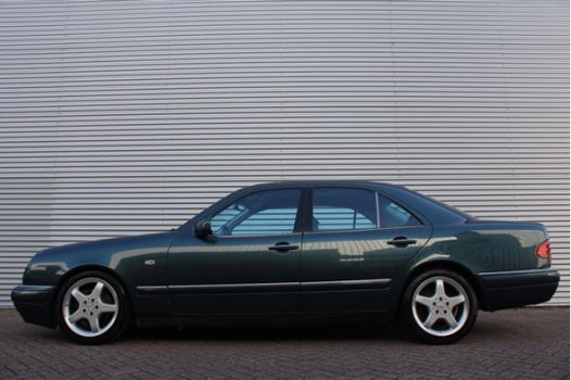 Mercedes-Benz E-klasse - 200 Avantgarde / AUT. / AIRCO / PDC / NIEUWSTAAT - 1