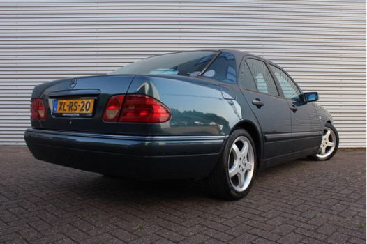 Mercedes-Benz E-klasse - 200 Avantgarde / AUT. / AIRCO / PDC / NIEUWSTAAT - 1