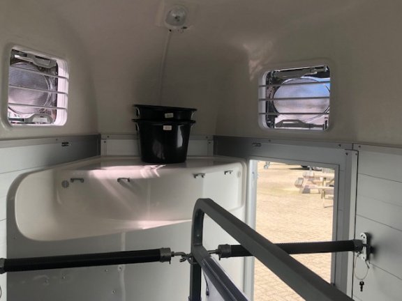 ACTIE! Humbaur Equitos aluminium 2 paards trailer met zadelkamer - Afbeelding 3