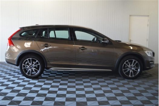 Volvo V60 Cross Country - 2.0 D3 Summum // LEER CAMERA PANO NAVI CRUISE CLIMA PDC - 1