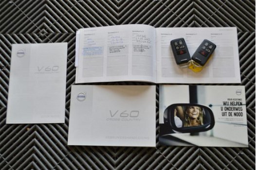 Volvo V60 Cross Country - 2.0 D3 Summum // LEER CAMERA PANO NAVI CRUISE CLIMA PDC - 1