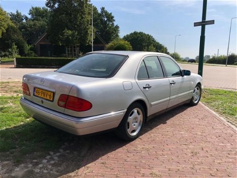 Mercedes-Benz E-klasse - 320 Avantgarde A4 in nette staat met clima - 1