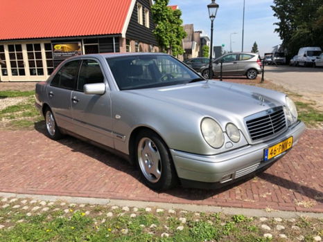 Mercedes-Benz E-klasse - 320 Avantgarde A4 in nette staat met clima - 1