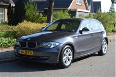 BMW 1-serie - 120i Business Line leer/cruise/NAP/dealer onder