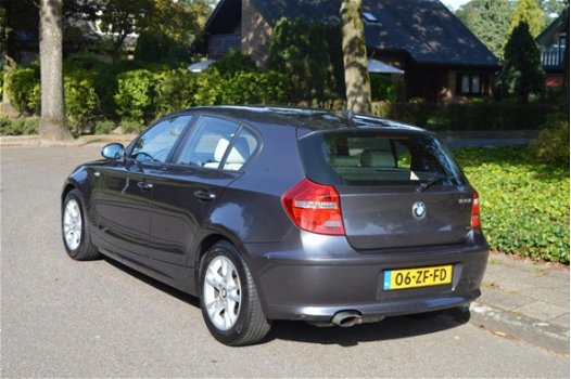 BMW 1-serie - 120i Business Line leer/cruise/NAP/dealer onder - 1