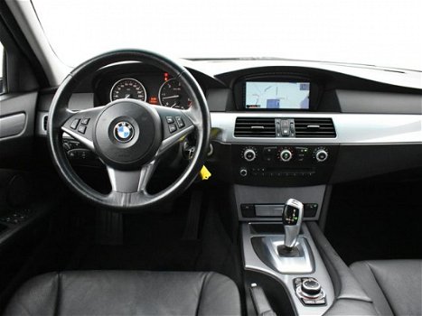 BMW 5-serie Touring - 530D 236 PK AUT6 + LEDER / NAVIGATIE / 18 INCH / TREKHAAK / PRIVACY - 1