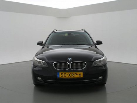 BMW 5-serie Touring - 530D 236 PK AUT6 + LEDER / NAVIGATIE / 18 INCH / TREKHAAK / PRIVACY - 1