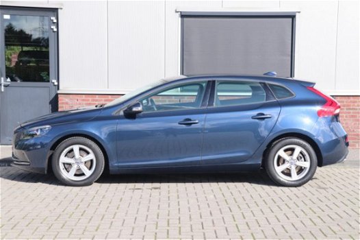 Volvo V40 - T2 Momentum, Navi, Park Assist Pilot, Verw. Voorruit - 1