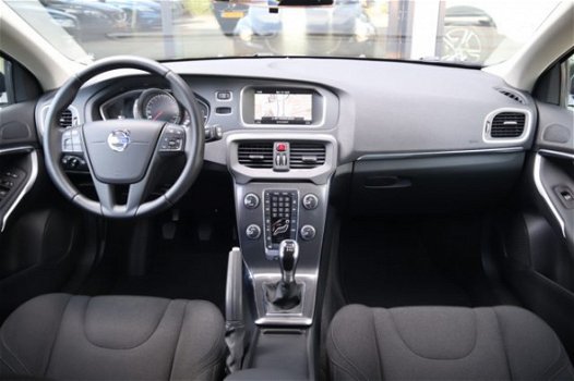 Volvo V40 - T2 Momentum, Navi, Park Assist Pilot, Verw. Voorruit - 1