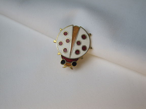 Broche goudkleurig wit zwart rood emaille kever/lieveheersbeestje 2.1x1.8 cm. - nr. 1