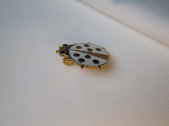 Broche goudkleurig wit zwart rood emaille kever/lieveheersbeestje 2.1x1.8 cm. - Afbeelding 2