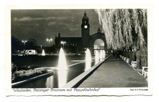 H100 Wiesbaden Reisinger Brunnen mit Hauptbahnhof / Duitsland - 1