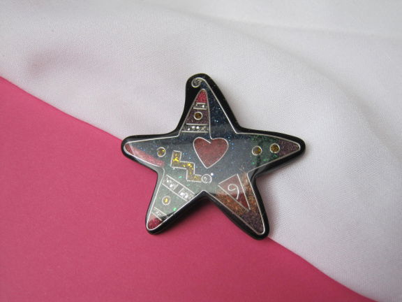 Broche kettinghanger zwarte kunststof zeester model 5.0x4.6 cm. - nr. 1