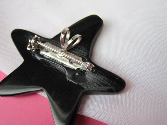 Broche kettinghanger zwarte kunststof zeester model 5.0x4.6 cm. - Afbeelding 4