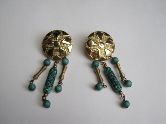 Oorbellen goudkleurig met groene kunststof hangers 6.9x2.5 cm - nr. 1