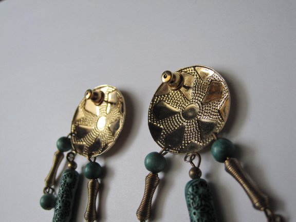 Oorbellen goudkleurig met groene kunststof hangers 6.9x2.5 cm - Afbeelding 3