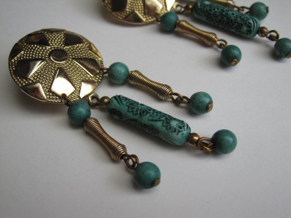 Oorbellen goudkleurig met groene kunststof hangers 6.9x2.5 cm - Afbeelding 4