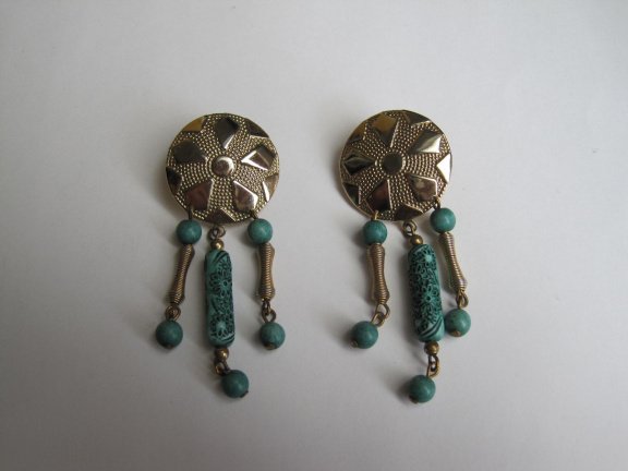 Oorbellen goudkleurig met groene kunststof hangers 6.9x2.5 cm - Afbeelding 5