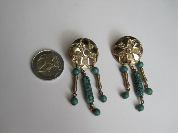 Oorbellen goudkleurig met groene kunststof hangers 6.9x2.5 cm - Afbeelding 6