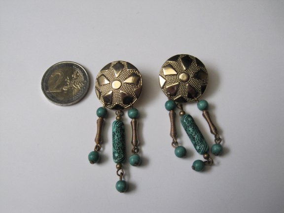 Oorbellen goudkleurig met groene kunststof hangers 6.9x2.5 cm - Afbeelding 7