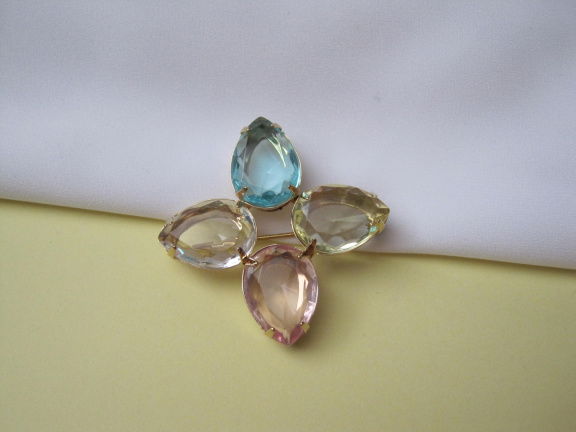 Broche Avon goudkleurig met roze geel wit en blauwe kunststof cabochons 4.3x4.2 cm. - nr. 1