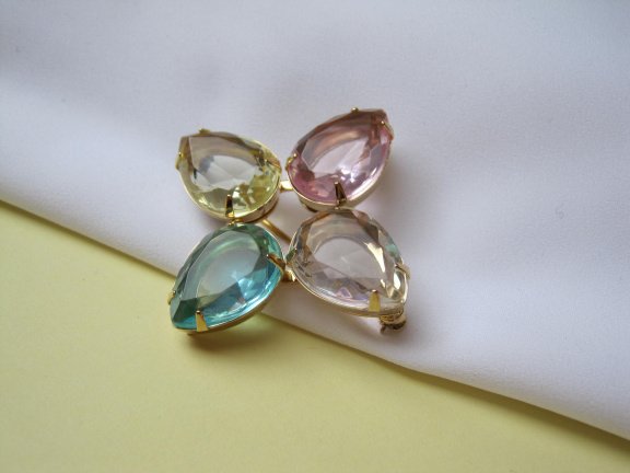 Broche Avon goudkleurig met roze geel wit en blauwe kunststof cabochons 4.3x4.2 cm. - Afbeelding 2