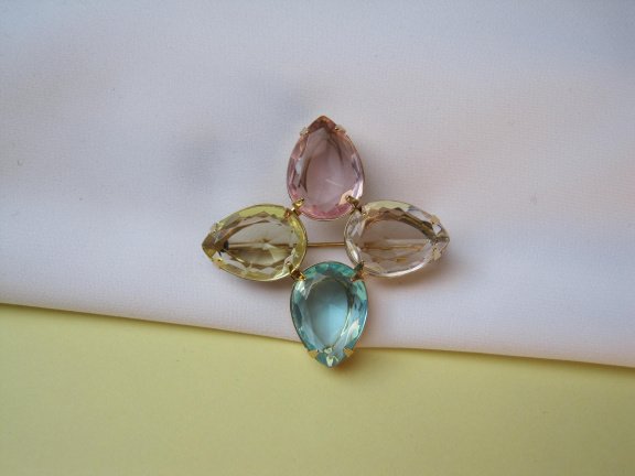 Broche Avon goudkleurig met roze geel wit en blauwe kunststof cabochons 4.3x4.2 cm. - Afbeelding 5