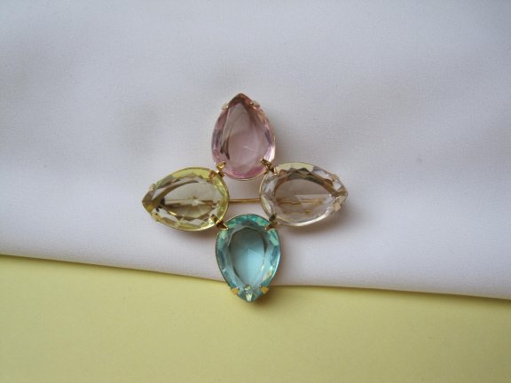 Broche Avon goudkleurig met roze geel wit en blauwe kunststof cabochons 4.3x4.2 cm. - Afbeelding 7