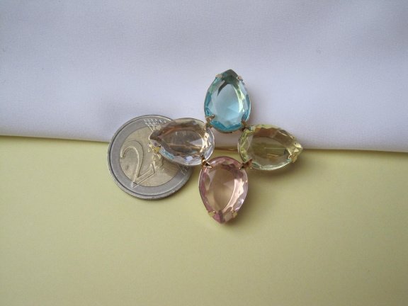 Broche Avon goudkleurig met roze geel wit en blauwe kunststof cabochons 4.3x4.2 cm. - Afbeelding 3