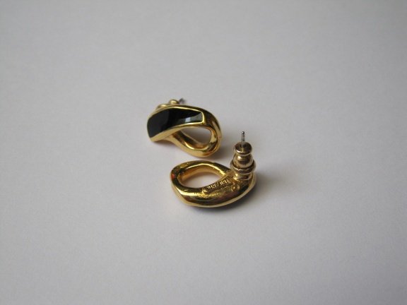 Oorbellen Trifari Crown goudkleurig zwart emaille 1.7x1.2 cm - Afbeelding 2