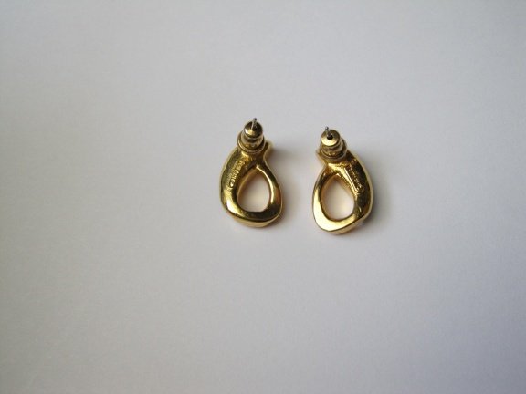 Oorbellen Trifari Crown goudkleurig zwart emaille 1.7x1.2 cm - Afbeelding 3