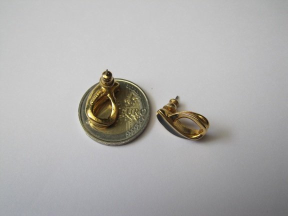 Oorbellen Trifari Crown goudkleurig zwart emaille 1.7x1.2 cm - Afbeelding 4