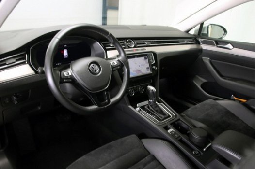 Volkswagen Passat Variant - 2.0 TDI 150pk Business Edition R Virtual Cockpit LED DAB+ Half-Leder 200 - 1