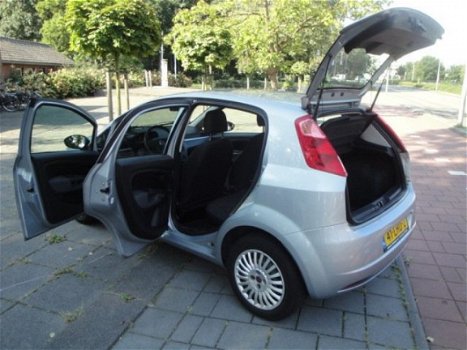 Fiat Punto - Grande 1.4 5-Drs Active - 1