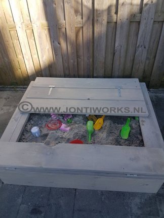 Steigerhouten zandbak met deksels. - Afbeelding 2