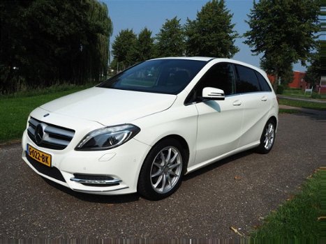 Mercedes-Benz B-klasse - 180 Prestige Navi, Zwarte hemel, Lm velgen, afstand waarschuwing enz - 1