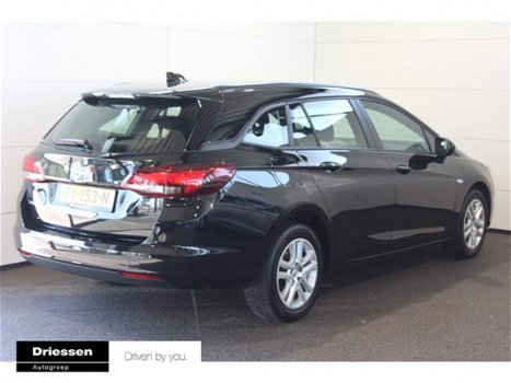 Opel Astra Sports Tourer - 1.0 Online Edition (Navigatie / Parkeersensoren voor & achter / DAB) - 1