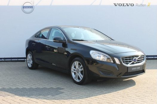 Volvo S60 - T3 150pk Momentum Navigatie / Cruise control / Climate Control - 1