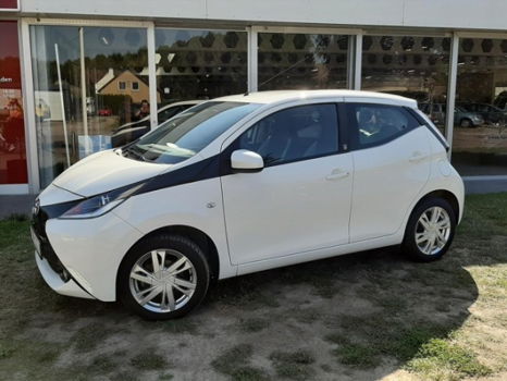 Toyota Aygo - 1.0 X-play 5-drs| airco, lm-velgen, bluetooth, camera - 1