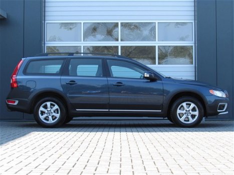 Volvo XC70 - 2.4 D5 Momentum Automaat Clima/Cruise/Elek.Ramen/C.V./PDC/Navi/Camera/Trekhaak/Leder - 1