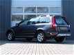 Volvo XC70 - 2.4 D5 Momentum Automaat Clima/Cruise/Elek.Ramen/C.V./PDC/Navi/Camera/Trekhaak/Leder - 1 - Thumbnail