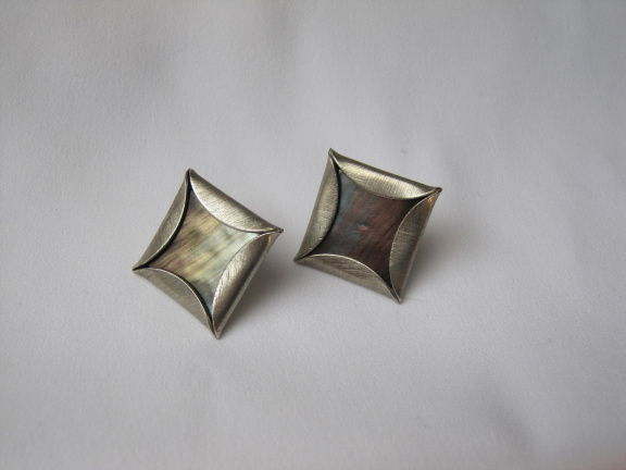 Oorbellen Marjorie Bear zilverkleurig brushed met parelmoer kunststof 1.9x1.9 cm. - nr. 1
